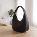 Borsa hobo nera vista di lato con la zip superiore