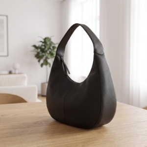 Borsa hobo nera vista di lato con la zip superiore