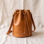 Borsa secchiello caramello vista di lato