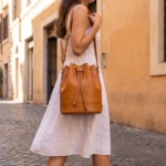 Borsa secchiello in pelle portata a spalla