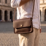 Borsa a tracolla in pelle indossata in una piazza di Roma