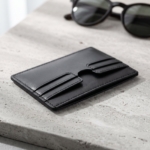 Porta carte di credito in pelle nera su travertino