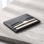Porta carte in pelle nera con carte inserite