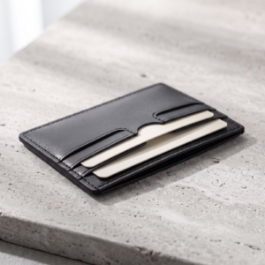 Porta carte in pelle nera con carte inserite