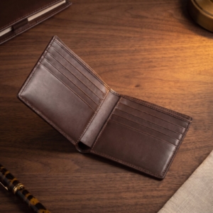 Portafoglio bifold aperto con le fessure per carte