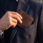 Portafoglio bifold in pelle tenuto in mano